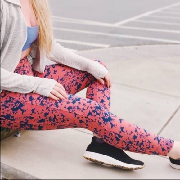 Lululemon High Rise Efflorescent Dark Canyon Onyx Blue Final Lap Crop - Picture 9 of 12